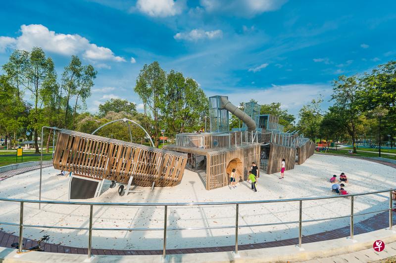 三巴旺公园里的游乐场从三巴旺港口和新加坡海军基地取材,设计出军舰造型的游乐场。(档案照)) 三巴旺公园里的游乐场从三巴旺港口和新加坡海军基地取材,设计出军舰造型的游乐场。(档案照))