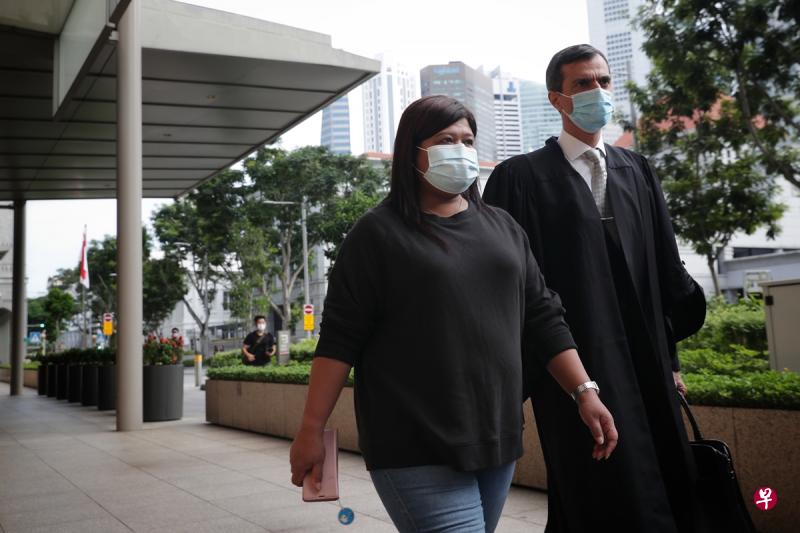 樟宜机场集团前主席廖文良前女佣莉雅妮(左)原本被国家法院判处偷窃罪成,今年9月在高庭上诉得直。(海峡时报档案照片) 樟宜机场集团前主席廖文良前女佣莉雅妮(左)原本被国家法院判处偷窃罪成,今年9月在高庭上诉得直。(海峡时报档案照片)