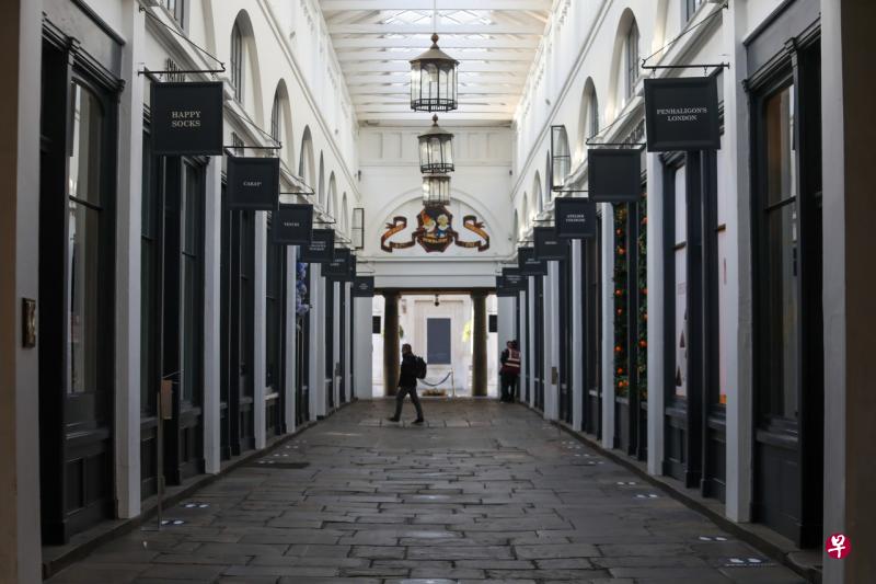 英格兰地区开始实施第二次全面封锁,除了售卖生活必需品的超市外,餐饮、娱乐等非生活必须设施、机构一律暂停营业。(彭博社)
英格兰地区开始实施第二次全面封锁,除了售卖生活必需品的超市外,餐饮、娱乐等非生活必须设施、机构一律暂停营业。(彭博社)