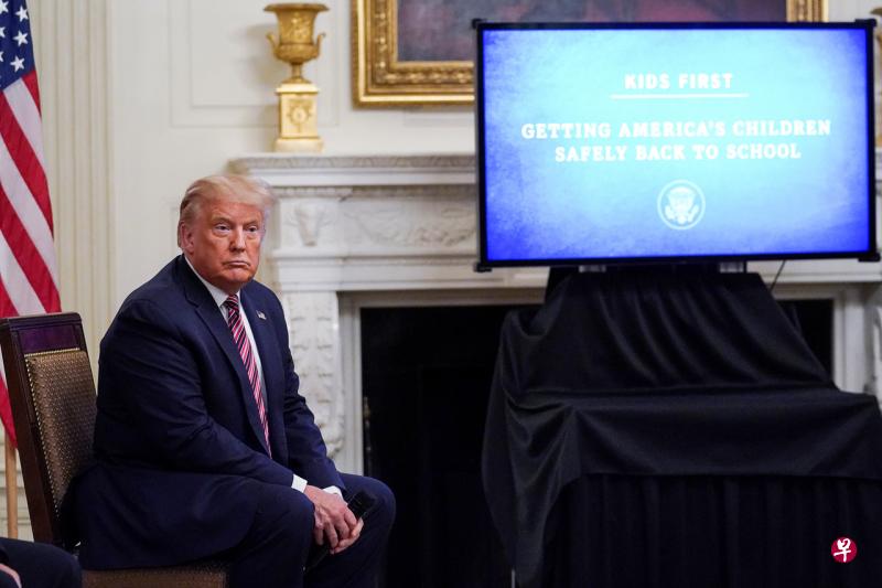 8月12日,特朗普在艾森豪威尔行政大楼的办公室里,听取有关学校在疫情期间重启开放的报告。(路透社) 8月12日,特朗普在艾森豪威尔行政大楼的办公室里,听取有关学校在疫情期间重启开放的报告。(路透社)