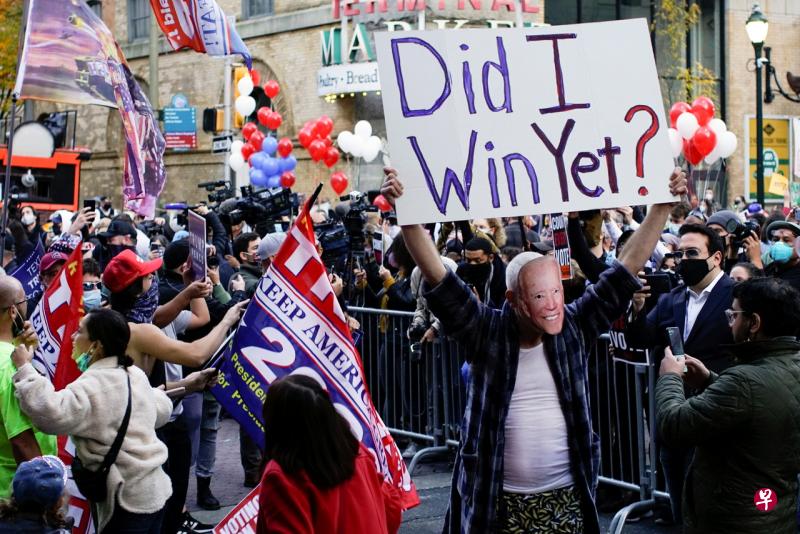 美国总统选举陷入胶着,多处爆发示威,图为特朗普的支持者在宾州举行抗议活动。(路透社) 美国总统选举陷入胶着,多处爆发示威,图为特朗普的支持者在宾州举行抗议活动。(路透社)