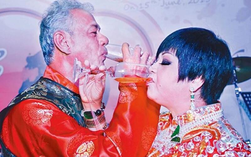 肥妈与Rick于1999年结婚时没摆酒,2013年才补办婚宴。(互联网) 肥妈与Rick于1999年结婚时没摆酒,2013年才补办婚宴。(互联网)