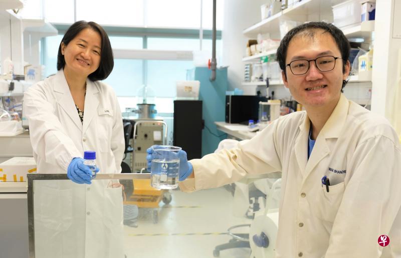 南大博士生王善成(右)是其中一名参与研发液态夹层玻璃窗户的研究生。在高级讲师龙祎(左)的带领下,团队利用约三年到四年,在寒冷的北京气候与炎热的本地和广州气候进行试验。(南洋理工大学提供) 南大博士生王善成(右)是其中一名参与研发液态夹层玻璃窗户的研究生。在高级讲师龙祎(左)的带领下,团队利用约三年到四年,在寒冷的北京气候与炎热的本地和广州气候进行试验。(南洋理工大学提供)