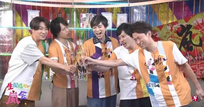 岚的网上演唱会顺利落幕,稍后将以付费播放形式,让向隅粉丝欣赏。(互联网) 岚的网上演唱会顺利落幕,稍后将以付费播放形式,让向隅粉丝欣赏。(互联网)