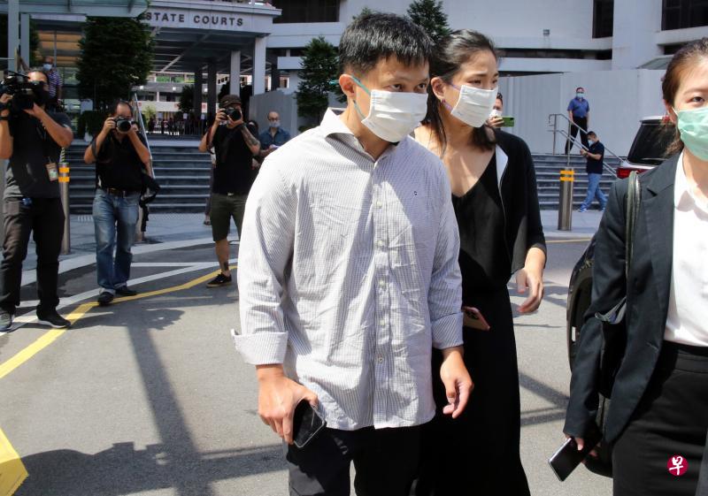 身形比以前消瘦的廖启龙(左),昨天在一名女亲友的陪同下到国家法院面控。(唐家鸿摄) 身形比以前消瘦的廖启龙(左),昨天在一名女亲友的陪同下到国家法院面控。(唐家鸿摄)