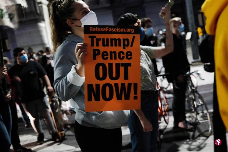 宾州选举结果未出炉,特朗普和拜登的支持者纷纷上街示威,为各自的候选人打气。(法新社) 宾州选举结果未出炉,特朗普和拜登的支持者纷纷上街示威,为各自的候选人打气。(法新社)