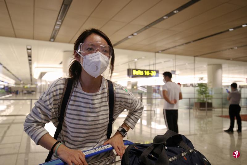 来自江苏 ,在美国修读金融硕士学位的张哲越(28岁)是首批无须居家隔离的中国旅客之一。她昨晚约9时30分抵达樟宜机场,并将在新加坡待14天,再飞往美国与在当地念书的丈夫相聚。(李健玮摄) 来自江苏 ,在美国修读金融硕士学位的张哲越(28岁)是首批无须居家隔离的中国旅客之一。她昨晚约9时30分抵达樟宜机场,并将在新加坡待14天,再飞往美国与在当地念书的丈夫相聚。(李健玮摄)