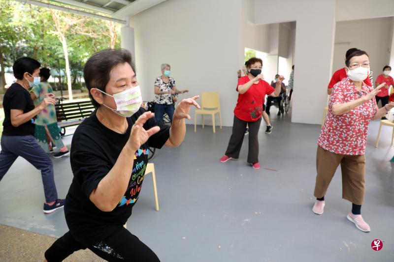 洪梦志(左一)平时热爱运动,还自行发起小组活动带领其他年长者一起运动,善用科技的她还会上网搜索教学视频和内容,与其他年长者分享。(邝启聪摄) 洪梦志(左一)平时热爱运动,还自行发起小组活动带领其他年长者一起运动,善用科技的她还会上网搜索教学视频和内容,与其他年长者分享。(邝启聪摄)