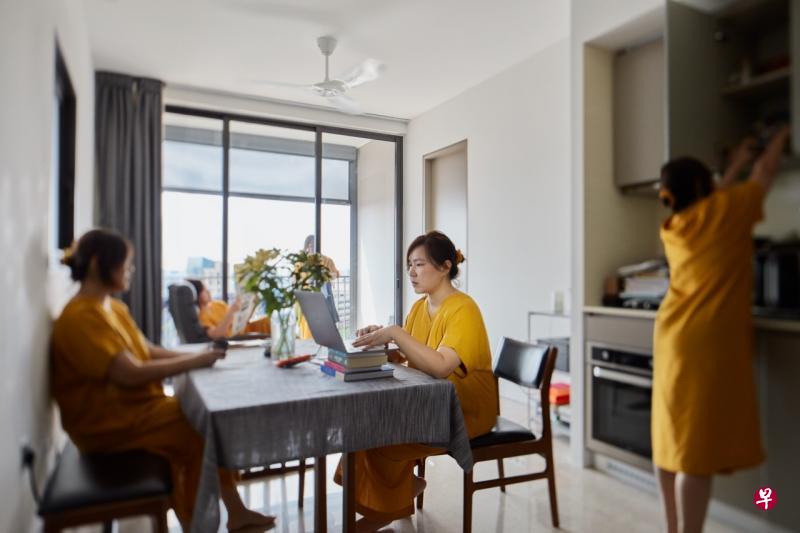 中国当代艺术家曹斐创作的《不安之岛》,记录了她与家人在新加坡居家隔离生活的时光。 中国当代艺术家曹斐创作的《不安之岛》,记录了她与家人在新加坡居家隔离生活的时光。