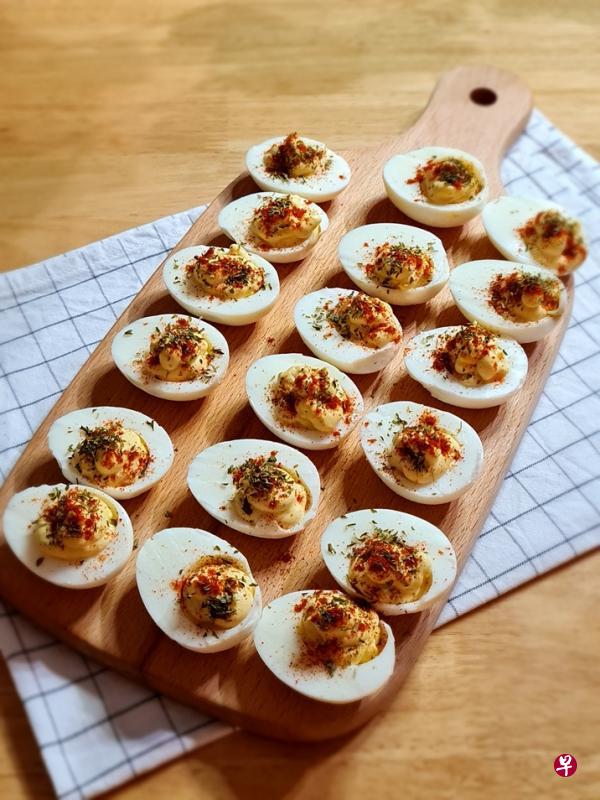 恶魔蛋是西式料理中常见的开胃菜和派对小吃。 恶魔蛋是西式料理中常见的开胃菜和派对小吃。