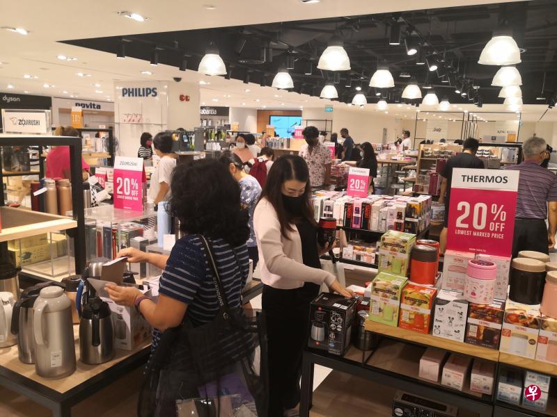 已进入清盘程序的罗敏申百货公司昨天起展开全店促销活动,各种用品一律减价,吸引不少顾客。(庄耿闻摄) 已进入清盘程序的罗敏申百货公司昨天起展开全店促销活动,各种用品一律减价,吸引不少顾客。(庄耿闻摄)