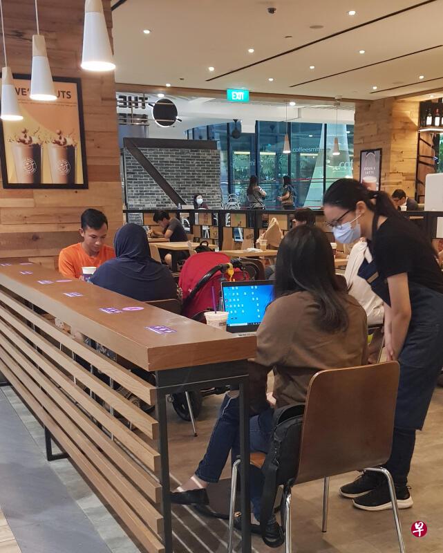 店员会劝阻顾客使用电脑。 店员会劝阻顾客使用电脑。