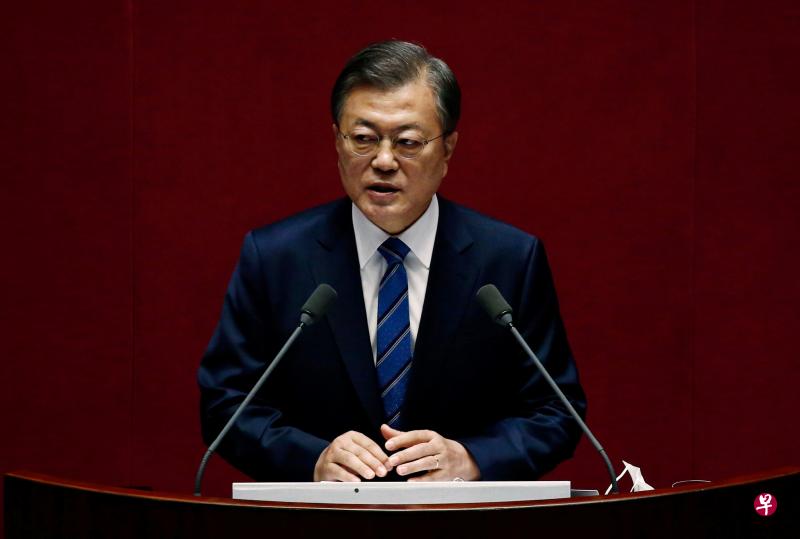 韩国总统文在寅星期天（13日）在中央政府首尔办公楼紧急召开会议表示，若现阶段无法遏制冠病疫情蔓延趋势，就需要考虑将防疫响应级别上调至3级。（路透社） 