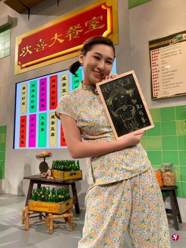 阳光可乐主持《欢喜大世界》。 阳光可乐主持《欢喜大世界》。