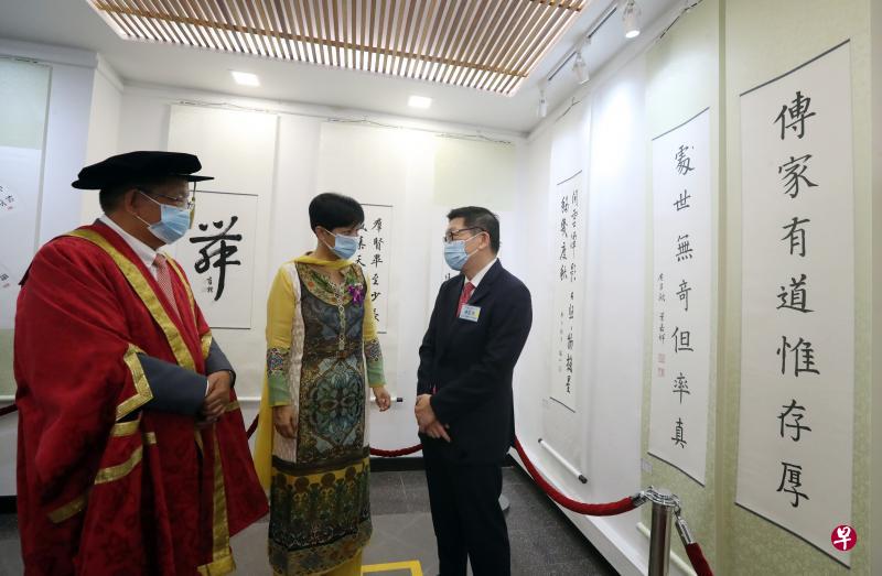 新加坡老年书法大学校长陈声桂(左)、总理公署部长兼财政部和国家发展部第二部长英兰妮(中)和新加坡书法中心董事常务副主席林昭杰,欣赏毕业生的作品。(饶进礼摄) 新加坡老年书法大学校长陈声桂(左)、总理公署部长兼财政部和国家发展部第二部长英兰妮(中)和新加坡书法中心董事常务副主席林昭杰,欣赏毕业生的作品。(饶进礼摄)