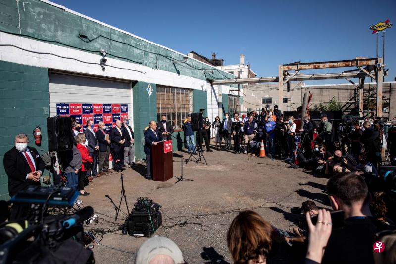 美国总统特朗普的竞选团队星期六(7日)在费城工业区的“四季造地公司”(Four Season's Total Landscaping)停车场举行记者会。特朗普私人律师朱利亚尼(Rudy Giuliani)在记者会上表示,大选仍未结束,他们将会展开法律战。(法新社) 美国总统特朗普的竞选团队星期六(7日)在费城工业区的“四季造地公司”(Four Season's Total Landscaping)停车场举行记者会。特朗普私人律师朱利亚尼(Rudy Giuliani)在记者会上表示,大选仍未结束,他们将会展开法律战。(法新社)