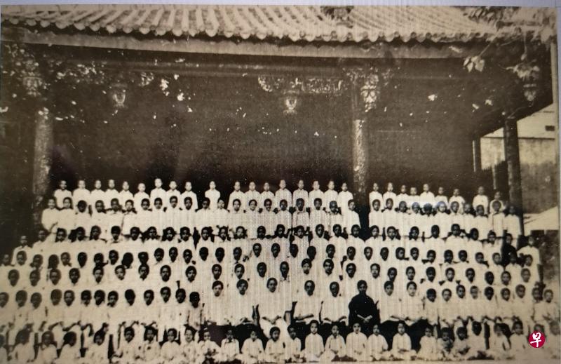 战前崇福女校部分师生在天福宫大戏台前合照,因学生人数激增,故急须改建新校舍。本图是该历史性大戏台唯一现存的正面珍贵照片。(作者提供) 战前崇福女校部分师生在天福宫大戏台前合照,因学生人数激增,故急须改建新校舍。本图是该历史性大戏台唯一现存的正面珍贵照片。(作者提供)