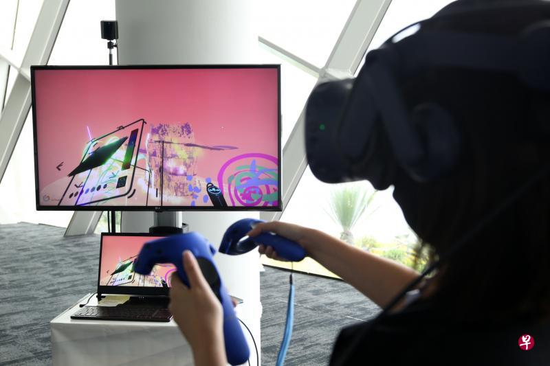 VR体验展中,游客可在三维空间的画布上用虚拟画笔作画。(梁麒麟摄) VR体验展中,游客可在三维空间的画布上用虚拟画笔作画。(梁麒麟摄)