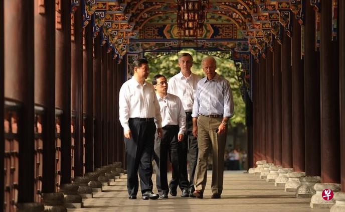 2011年,时任美国副总统的拜登(右一)与时任中国国家副主席习近平(左一)及其翻译在成都郊区参观。(法新社) 2011年,时任美国副总统的拜登(右一)与时任中国国家副主席习近平(左一)及其翻译在成都郊区参观。(法新社)