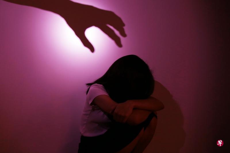 被告在2011年与15岁女学生搞师生恋,前后交往仅四个月,但两人仍保持联络直到2016年。(档案示范照) 被告在2011年与15岁女学生搞师生恋,前后交往仅四个月,但两人仍保持联络直到2016年。(档案示范照)