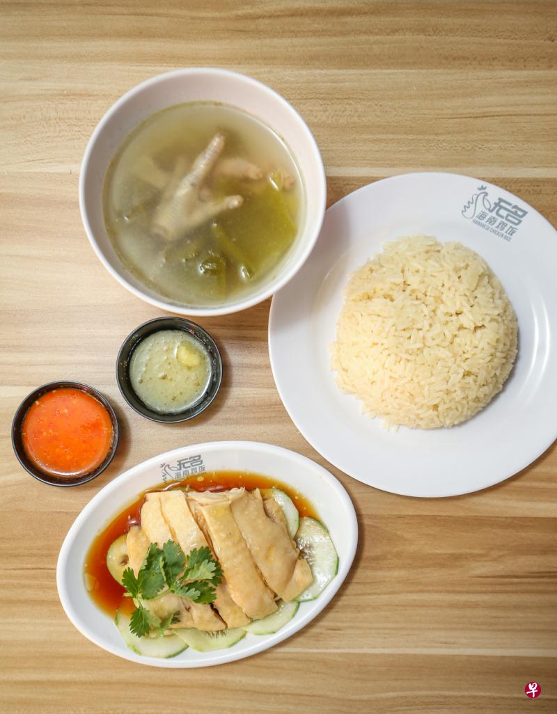 无名海南鸡饭售卖的白斩鸡饭,搭配辣椒酱、姜蓉和当天的咸菜鸡脚汤。(叶振忠摄) 无名海南鸡饭售卖的白斩鸡饭,搭配辣椒酱、姜蓉和当天的咸菜鸡脚汤。(叶振忠摄)