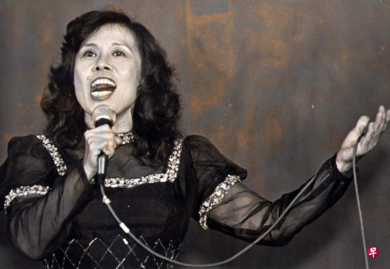 陈美光演唱《一朵小花》,观众都会给予热烈的掌声。(档案照) 陈美光演唱《一朵小花》,观众都会给予热烈的掌声。(档案照)