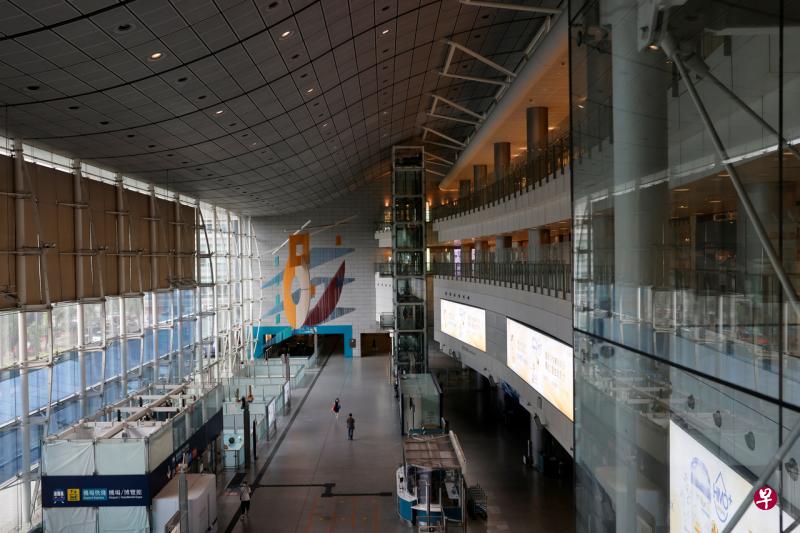 香港第四波疫情持续加重，新加坡和香港“航空泡泡”计划将延迟两个星期启航，12月初才公布启航日期。（路透社） 