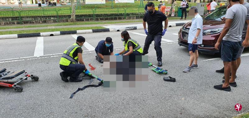 老伯倒在路中央,地上有血迹。(受访者提供) 老伯倒在路中央,地上有血迹。(受访者提供)