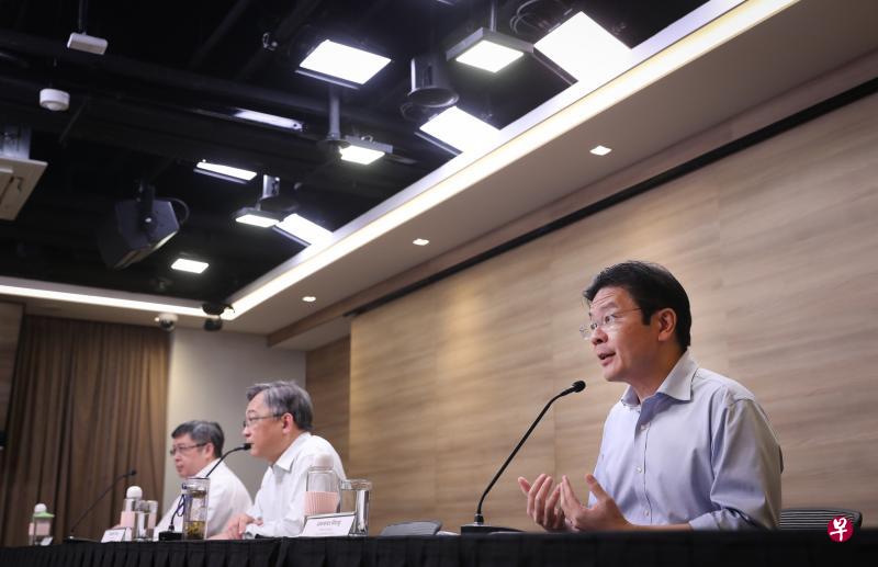联合领导抗疫跨部门工作小组的教育部长兼财政部第二部长黄循财(右)指出,国人必须认真对待防疫安全措施,否则进一步放宽病毒阻断措施将变得“非常危险”。卫生部医药总监麦锡威副教授(左起)及卫生部长颜金勇也出席了昨天的记者会。(通讯及新闻部提供) 联合领导抗疫跨部门工作小组的教育部长兼财政部第二部长黄循财(右)指出,国人必须认真对待防疫安全措施,否则进一步放宽病毒阻断措施将变得“非常危险”。卫生部医药总监麦锡威副教授(左起)及卫生部长颜金勇也出席了昨天的记者会。(通讯及新闻部提供)