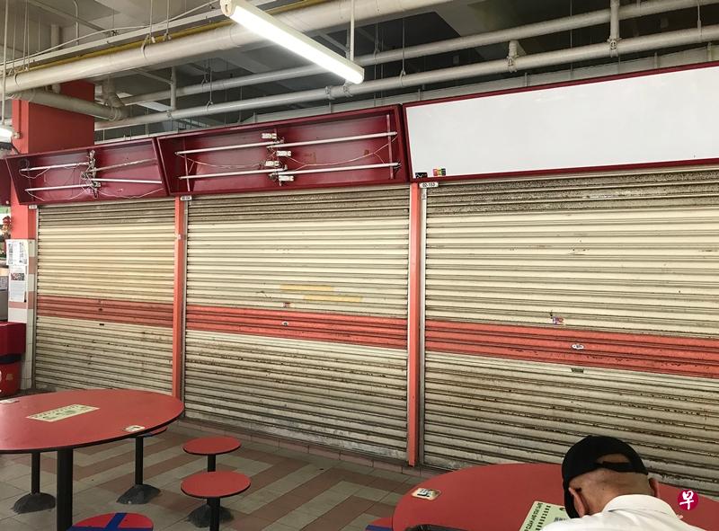 华人摊贩以11元标下牛车水大厦巴刹和熟食中心摊位(靠左摊位)卖印度餐,创下今年得标价最低记录。(林艺君摄) 华人摊贩以11元标下牛车水大厦巴刹和熟食中心摊位(靠左摊位)卖印度餐,创下今年得标价最低记录。(林艺君摄)