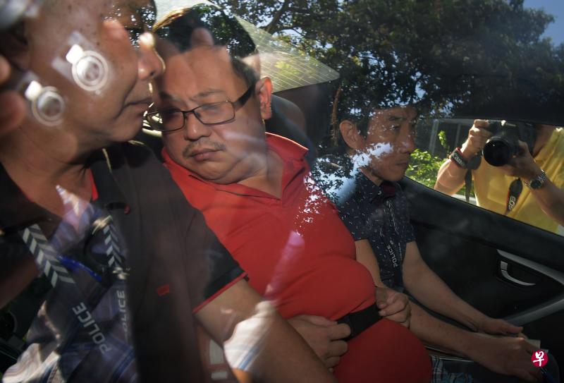 男子张锦兴(45岁,红衣者)面对三项谋杀罪名,指他在2017年1月20日上午,于兀兰52通道第619座组屋六楼某四房式单位内,先后勒和掐死身怀六甲的妻子钟佩珊(39岁)与女儿张梓宁(4岁)。(档案照) 男子张锦兴(45岁,红衣者)面对三项谋杀罪名,指他在2017年1月20日上午,于兀兰52通道第619座组屋六楼某四房式单位内,先后勒和掐死身怀六甲的妻子钟佩珊(39岁)与女儿张梓宁(4岁)。(档案照)