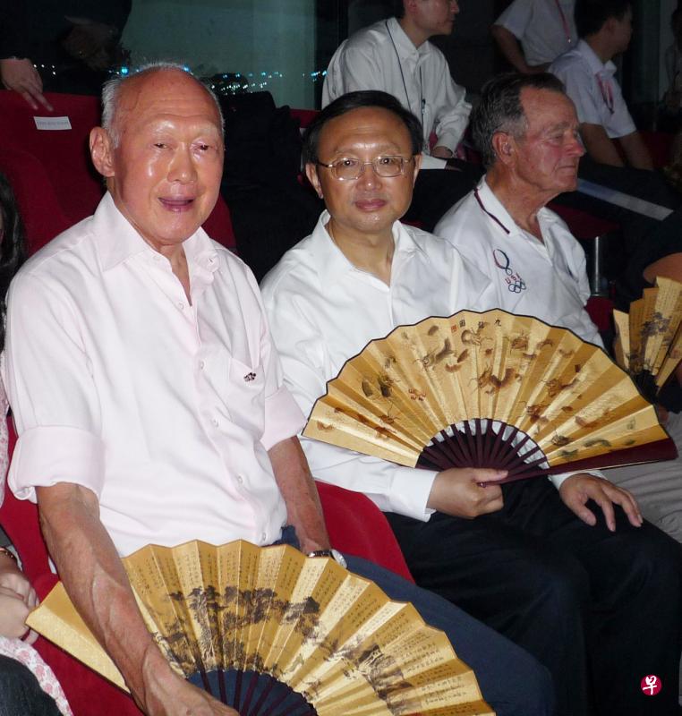 杨荣文清楚记得,1992年1月,时任美国总统老布什和中国国家主席杨尚昆先后访问新加坡,并与我国建国总理李光耀单独会谈,老布什请李光耀传话给中国,表示他希望中美恢复良好关系。左图是2008年的北京奥运会开幕式,李光耀(左)受邀出席,老布什(右)被安排与他隔邻而坐,时任中国外长杨洁篪陪同两位卸任领导人。(档案照片) 杨荣文清楚记得,1992年1月,时任美国总统老布什和中国国家主席杨尚昆先后访问新加坡,并与我国建国总理李光耀单独会谈,老布什请李光耀传话给中国,表示他希望中美恢复良好关系。左图是2008年的北京奥运会开幕式,李光耀(左)受邀出席,老布什(右)被安排与他隔邻而坐,时任中国外长杨洁篪陪同两位卸任领导人。(档案照片)