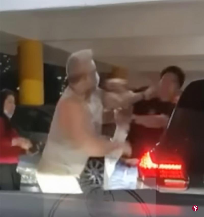 白发叔在黄金坊停车场以一敌三,空拳击倒三名男子。(档案照) 白发叔在黄金坊停车场以一敌三,空拳击倒三名男子。(档案照)
