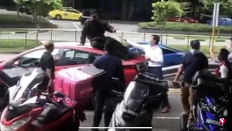 男子为阻止妻子乘车离开,竟爬上车顶撒泼。(取自网络) 男子为阻止妻子乘车离开,竟爬上车顶撒泼。(取自网络)