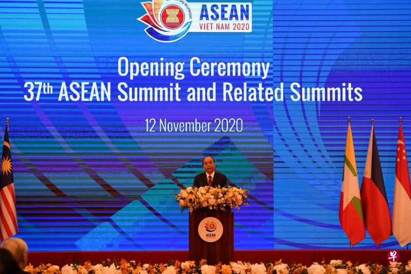 亚细安轮值主席国越南的总理阮春福,周四上午在第37届亚细安峰会开幕上宣布我国尤索夫伊萨东南亚研究院的亚细安研究中心获颁今年的亚细安奖。(法新社) 亚细安轮值主席国越南的总理阮春福,周四上午在第37届亚细安峰会开幕上宣布我国尤索夫伊萨东南亚研究院的亚细安研究中心获颁今年的亚细安奖。(法新社)