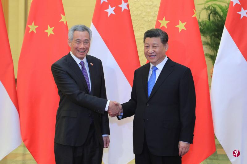 新加坡总理李显龙(左)2019年4月访华及出席第二届“一带一路”国际合作高峰论坛时,在北京人民大会堂会见中国国家主席习近平。(档案照) 新加坡总理李显龙(左)2019年4月访华及出席第二届“一带一路”国际合作高峰论坛时,在北京人民大会堂会见中国国家主席习近平。(档案照)