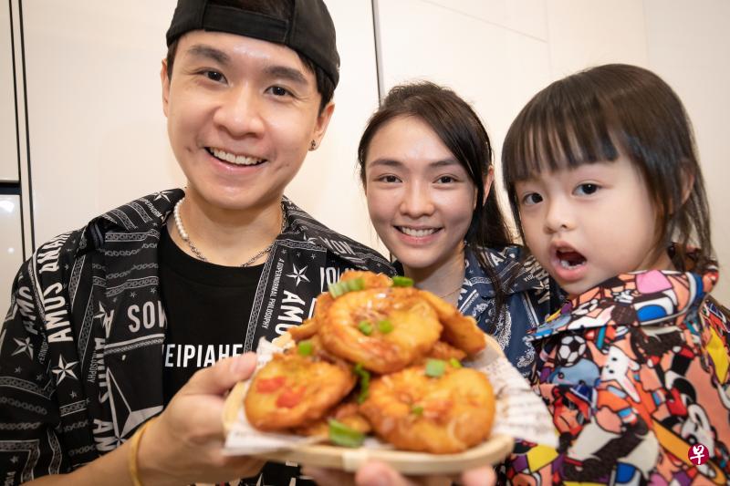 姚康庭与妻女一家三口乐融融。他与妻子跟当小贩的母亲学艺,创立“虾饼一家”网售虾饼美食。 姚康庭与妻女一家三口乐融融。他与妻子跟当小贩的母亲学艺,创立“虾饼一家”网售虾饼美食。