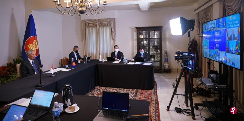 李显龙总理(左一)昨天在全体大会上宣布,我国将为亚细安冠病应对基金注入10万美元(约13万5000新元)资金。在他身旁、一同出席线上会议的是外交部长维文医生(左二)。(通讯及新闻部提供) 李显龙总理(左一)昨天在全体大会上宣布,我国将为亚细安冠病应对基金注入10万美元(约13万5000新元)资金。在他身旁、一同出席线上会议的是外交部长维文医生(左二)。(通讯及新闻部提供)