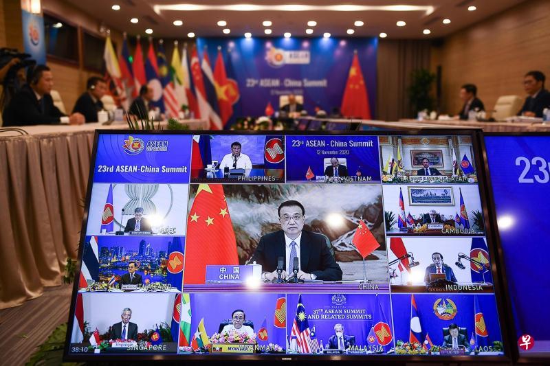 李克强(屏幕正中)昨午在北京人民大会堂以视频方式出席亚细安—中国峰会。(法新社) 李克强(屏幕正中)昨午在北京人民大会堂以视频方式出席亚细安—中国峰会。(法新社)