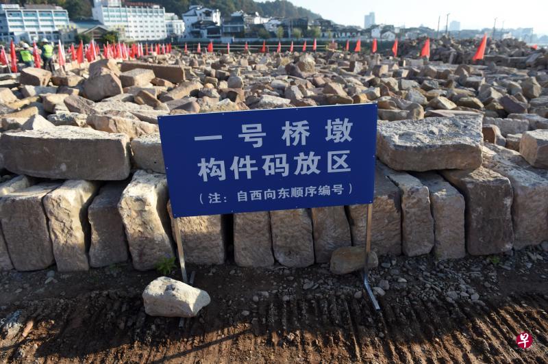 ▲当局打捞上来的镇海桥石料构件。▼镇海桥原貌。（资料照片）