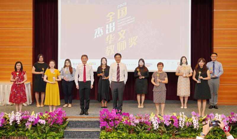 教育部长兼财政部第二部长黄循财（左七）与报业控股副执行长陈康威（左五）在新加坡报业中心礼堂举行的2020年全国杰出华文教师奖颁奖典礼上，与获奖的10位华文教师合影。得奖教师是陈康丽（左起）、林淑君、谭婷、黄嘉慧、周倩如、彭芯榆、许璇贞、李楠、孙雪莹，以及穆志明。（谢智扬摄）