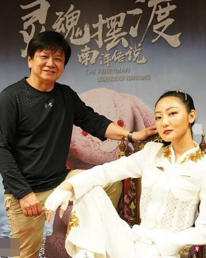 《灵魂摆渡·南洋传说》吴俐璇(右)造型中性,左是监制杨锡彬。(取自杨锡彬IG) 《灵魂摆渡·南洋传说》吴俐璇(右)造型中性,左是监制杨锡彬。(取自杨锡彬IG)