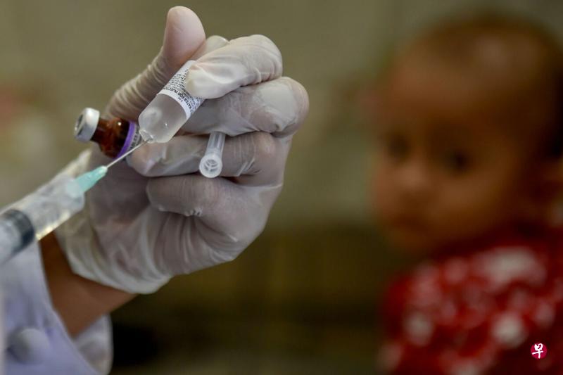 获世卫组织给予紧急使用授权的脊髓灰质炎疫苗,是由印尼国家制药公司Bio Farma PT生产。(法新社) 获世卫组织给予紧急使用授权的脊髓灰质炎疫苗,是由印尼国家制药公司Bio Farma PT生产。(法新社)