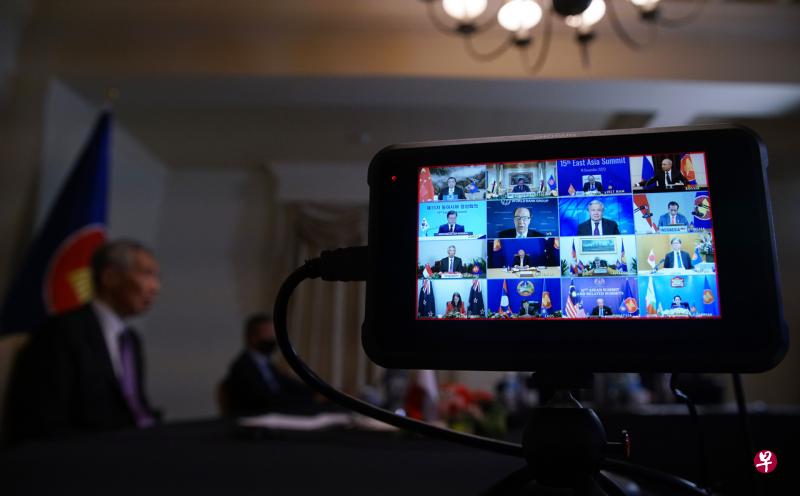 第15届东亚峰会今天在越南召开,李显龙总理通过视讯与会。(通讯及新闻部提供) 第15届东亚峰会今天在越南召开,李显龙总理通过视讯与会。(通讯及新闻部提供)