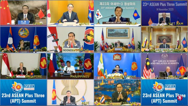 李显龙总理周六(11月14日)下午出席第23届“亚细安加三”(即中日韩)会议。(通讯及新闻部提供) 李显龙总理周六(11月14日)下午出席第23届“亚细安加三”(即中日韩)会议。(通讯及新闻部提供)