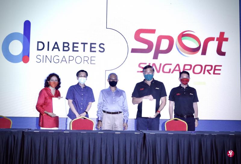 新加坡糖尿病协会和新加坡体育理事会签订谅解备忘录,为糖尿病患者制定专属的运动训练计划。(左起)新加坡糖尿病协会会长巴萨卡拉医生、协会副会长马荣茂、社会及家庭发展部长兼卫生部第二部长马善高、新加坡体育理事会总裁林德仁、体理会ActiveSG司长孙福霖。(陈来福摄) 新加坡糖尿病协会和新加坡体育理事会签订谅解备忘录,为糖尿病患者制定专属的运动训练计划。(左起)新加坡糖尿病协会会长巴萨卡拉医生、协会副会长马荣茂、社会及家庭发展部长兼卫生部第二部长马善高、新加坡体育理事会总裁林德仁、体理会ActiveSG司长孙福霖。(陈来福摄)