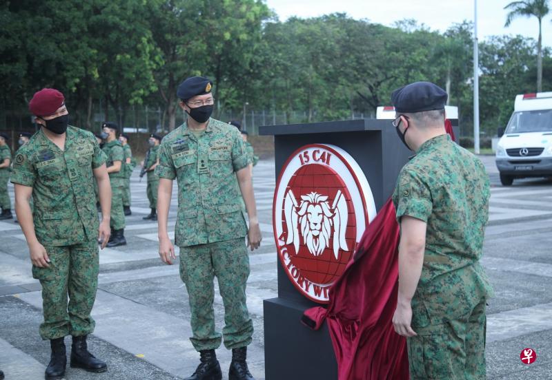 陆军总长吴仕豪少将(左二)为第15指挥、控制、通讯、电脑及情报营营徽揭碑,象征该营正式投入运作。陪同在场的还有第二人民卫国军和本土防卫特遣队指挥官陈忠杰上校(右一,背对镜头)和营长卓锦成中校(左一)。(国防部提供) 陆军总长吴仕豪少将(左二)为第15指挥、控制、通讯、电脑及情报营营徽揭碑,象征该营正式投入运作。陪同在场的还有第二人民卫国军和本土防卫特遣队指挥官陈忠杰上校(右一,背对镜头)和营长卓锦成中校(左一)。(国防部提供)