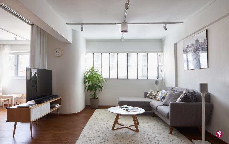 挂着墙钟的那面弧形墙后暗藏玄机——是夫妇俩的办公桌。 挂着墙钟的那面弧形墙后暗藏玄机——是夫妇俩的办公桌。