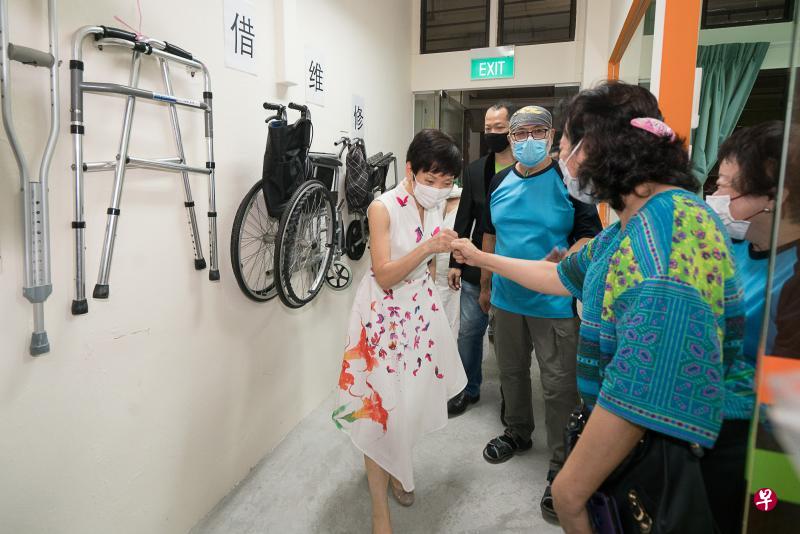永续发展与环境部长傅海燕(左一)为裕华区的绿化与健康生活中心举行开幕仪式,之后也走访了中心内的行动辅助器材服务与培训中心。(特约蔡家增摄) 永续发展与环境部长傅海燕(左一)为裕华区的绿化与健康生活中心举行开幕仪式,之后也走访了中心内的行动辅助器材服务与培训中心。(特约蔡家增摄)