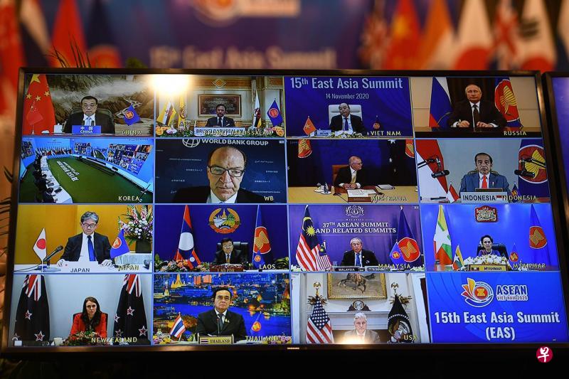 中国国务院总理李克强(上排左一)、美国国家安全顾问奥布莱恩(下排右二)和亚细安10国,以及澳大利亚、印度、日本、新西兰、韩国、俄罗斯领导人,昨晚通过视讯参与东亚峰会。(法新社) 中国国务院总理李克强(上排左一)、美国国家安全顾问奥布莱恩(下排右二)和亚细安10国,以及澳大利亚、印度、日本、新西兰、韩国、俄罗斯领导人,昨晚通过视讯参与东亚峰会。(法新社)